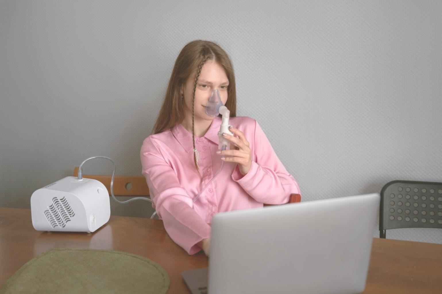 Session de formation en analyse financière avec participants travaillant sur des études de cas