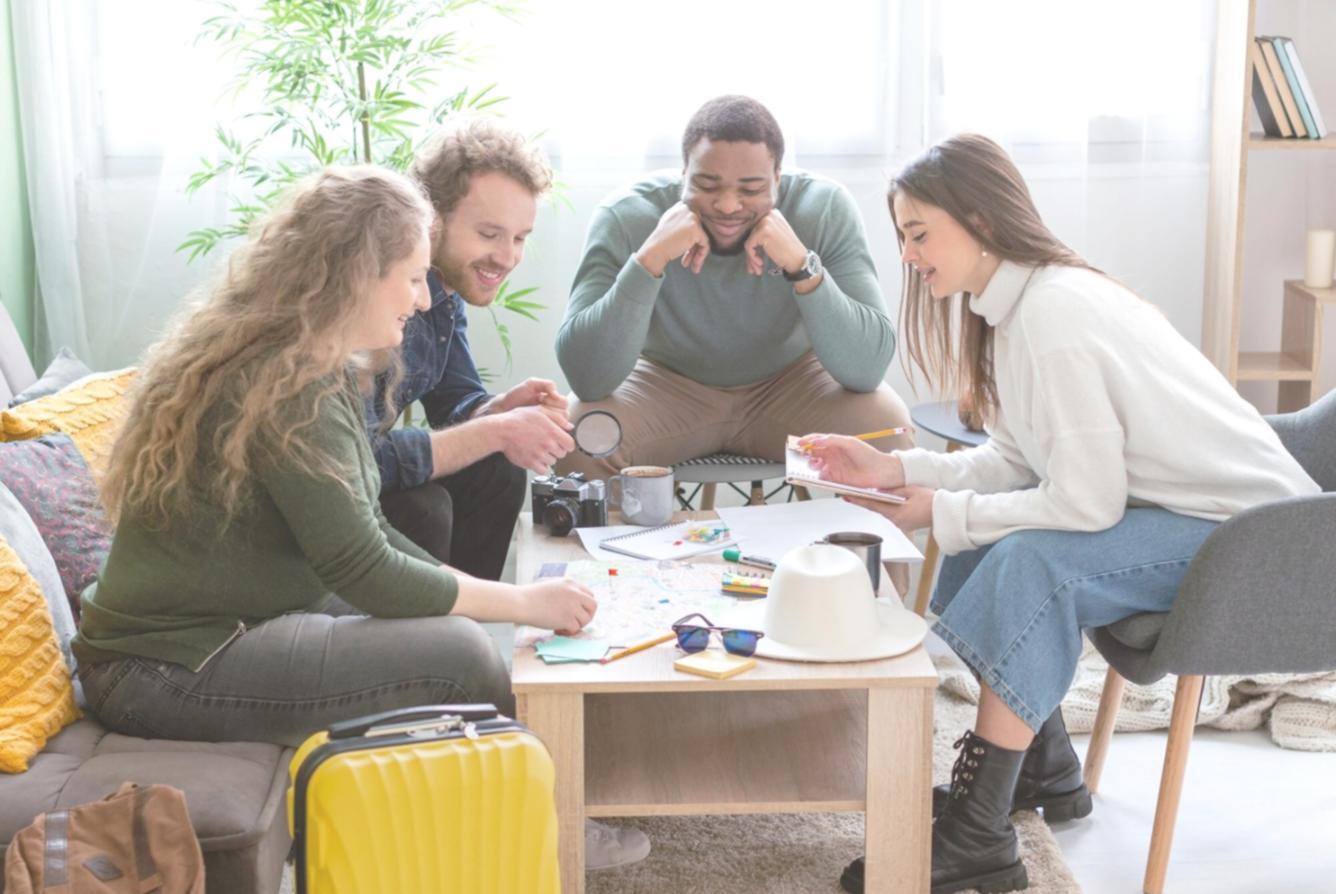 Équipe jovalentrix travaillant sur des analyses financières dans notre bureau niçois